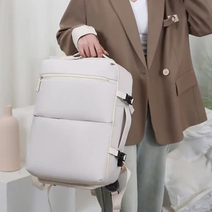 Kép 2/2 - Bézs Vízlepergető Elsőbbségi Fedélzeti Hátizsák (43x30x17 cm)