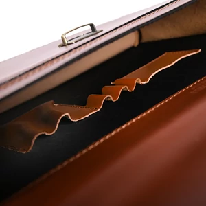 Kép 5/7 - R&J Barna Unisex Műbőr Kulccsal Zárható Aktatáska