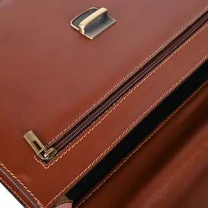 Kép 6/7 - R&J Barna Unisex Műbőr Kulccsal Zárható Aktatáska