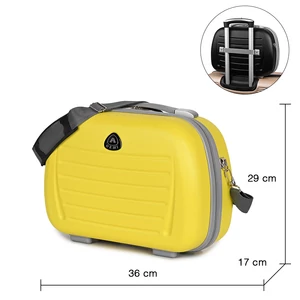 Kép 4/7 - Ormi Sárga Bőröndre Akasztható Kis Méretű Táska (29x36x17)