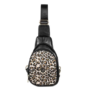 Kép 2/4 - Prestige Fekete Párduc Mintás Műbőr Keresztpántos Táska