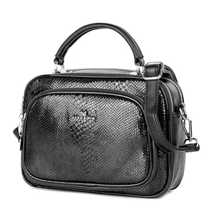 Kép 1/4 - Alex & Mia Fekete Pikkely Mintás Oldaltáska