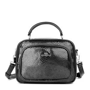 Kép 2/4 - Alex & Mia Fekete-Ezüst Színű Mintás Oldaltáska