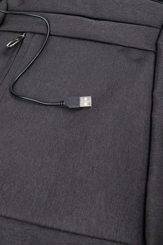 Fekete Egyszínű Férfi Laptoptartó Hátizsák USB Kábellel